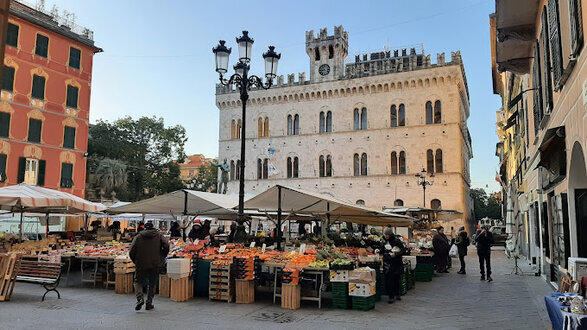 Banchi di frutta e verdura al mercato di Chiavari