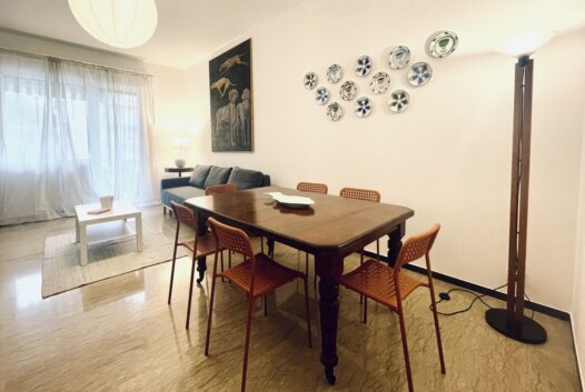 Ampia sala luminosa di un appartamento vacanze con accesso al terrazzo