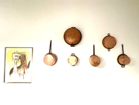 Zona giorno luminosa dell’appartamento con divano e tavolo da pranzo
